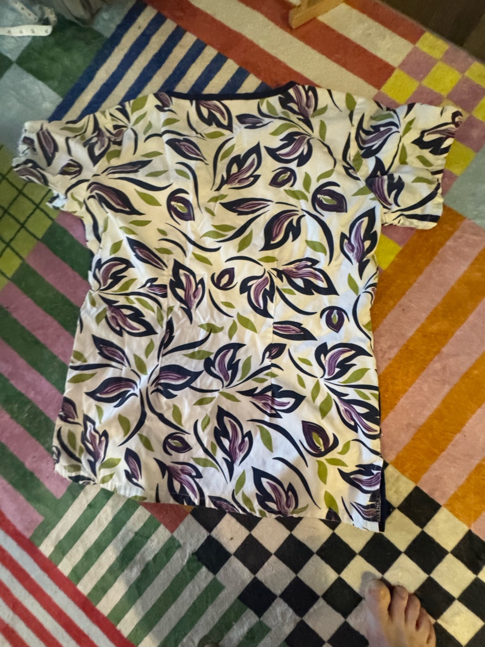 Floral Print Women's Scrub Top in Cream and Purple - Picture 3 of 3